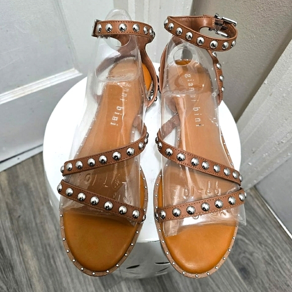 Gianni Bini Thong Studded Strappy Back Buckle Brown Leather Sandals. Size 8M🌴 - Picture 1 of 7